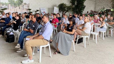 Vendredi 18 juin, aux pépinières Rouy, une centaine de participants et les organisations professionnelles ont pu fêter une charte de qualité pour les jardins en Méditerranée et mettre à l’honneur deux réalisations ingénieuses primées aux Victoires du paysage 2020 . ©Odile Maillard